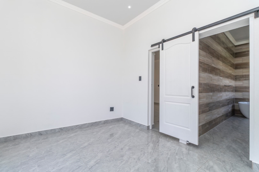 To Let 5 Bedroom Property for Rent in Helderfontein Estate Gauteng