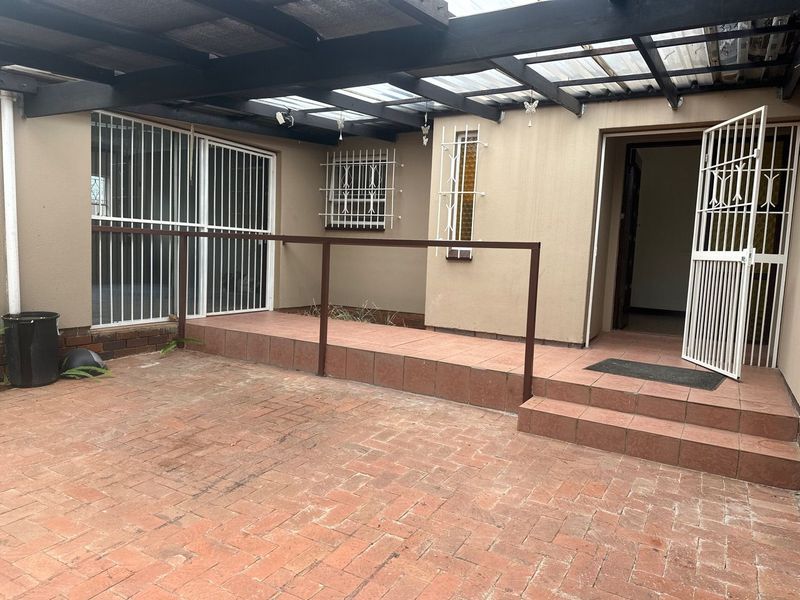 To Let 3 Bedroom Property for Rent in Discovery Gauteng