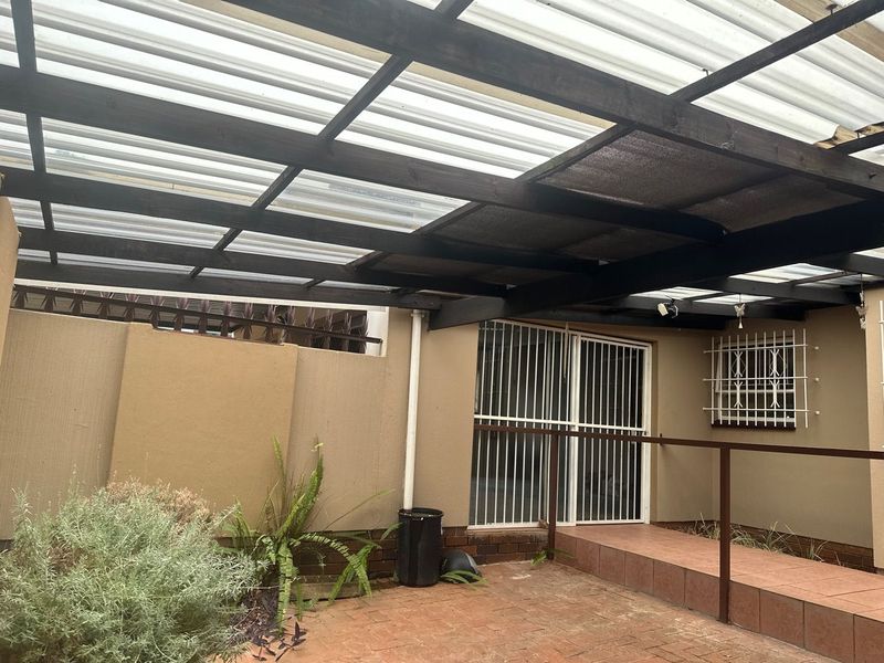 To Let 3 Bedroom Property for Rent in Discovery Gauteng