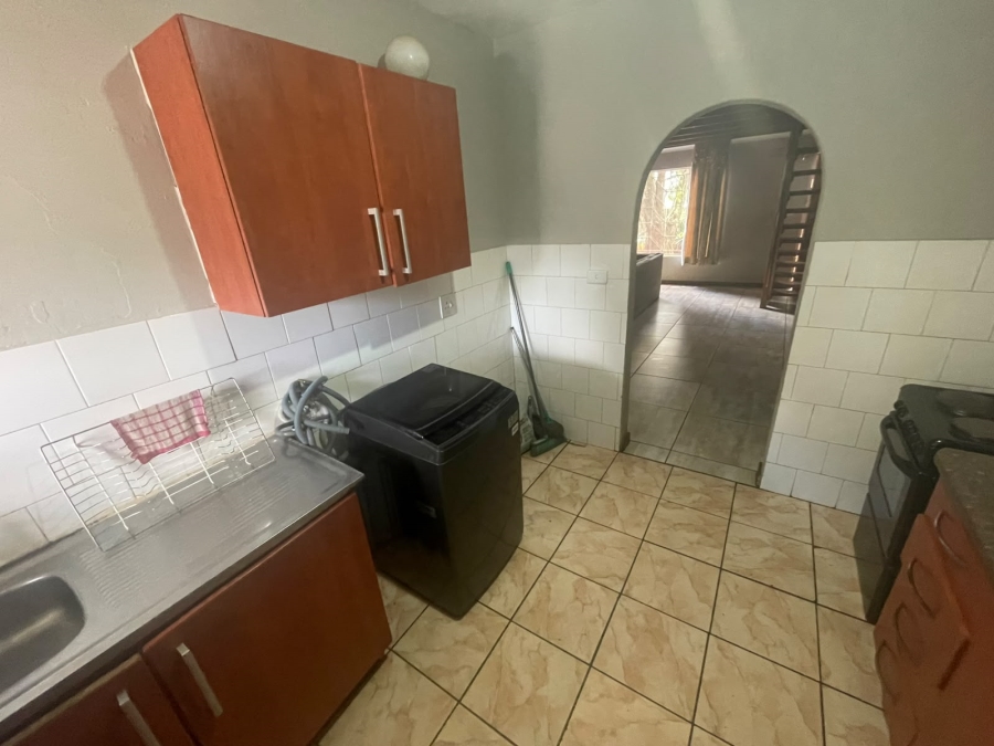 To Let 3 Bedroom Property for Rent in Rhodesfield Gauteng