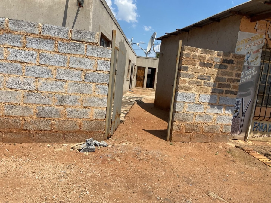 5 Bedroom Property for Sale in Etwatwa Gauteng