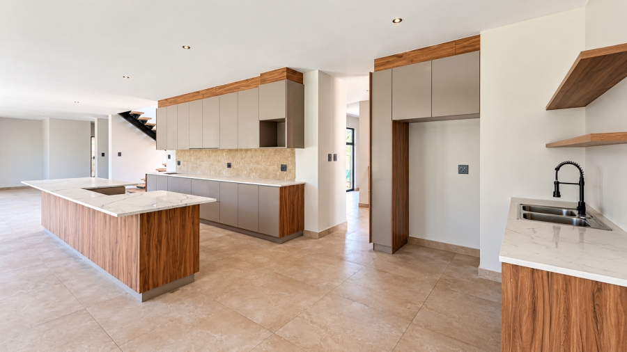 5 Bedroom Property for Sale in Copperleaf Estate Gauteng