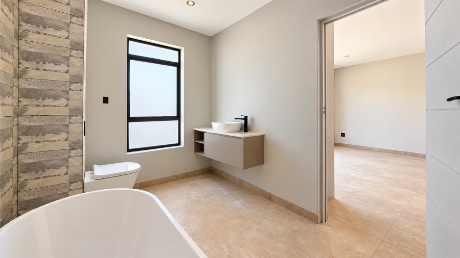 5 Bedroom Property for Sale in Copperleaf Estate Gauteng