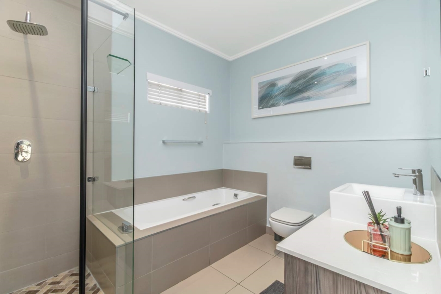 To Let 2 Bedroom Property for Rent in Hurlingham Gauteng