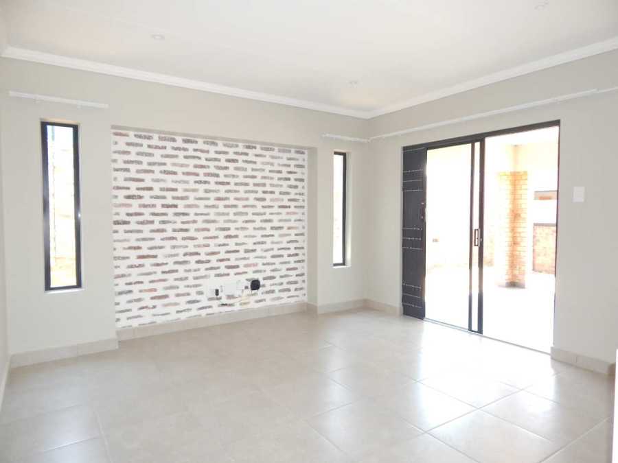 To Let 3 Bedroom Property for Rent in Lion Pride Gauteng