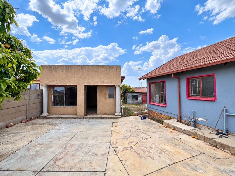 6 Bedroom Property for Sale in Soshanguve M Gauteng