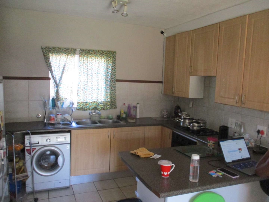 To Let 2 Bedroom Property for Rent in Die Hoewes Gauteng