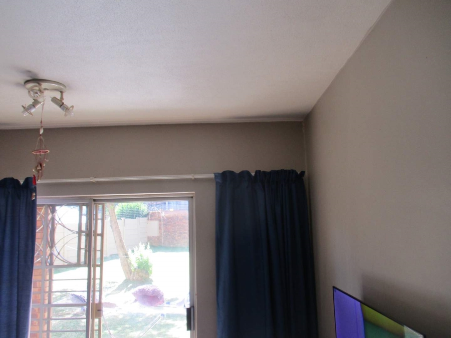 To Let 2 Bedroom Property for Rent in Die Hoewes Gauteng