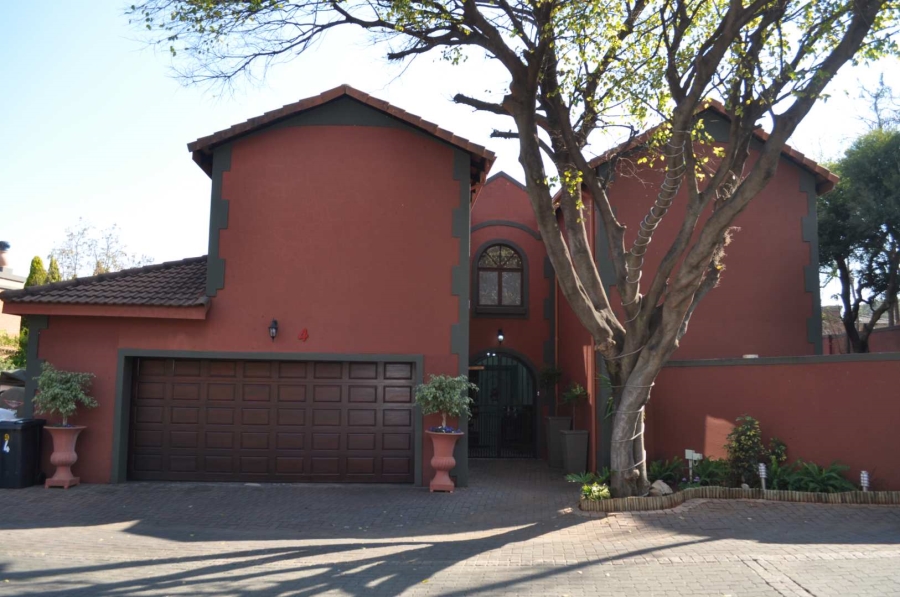 4 Bedroom Property for Sale in Faerie Glen Gauteng