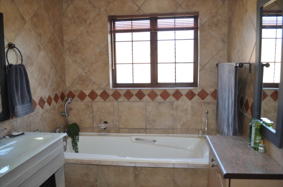 4 Bedroom Property for Sale in Faerie Glen Gauteng