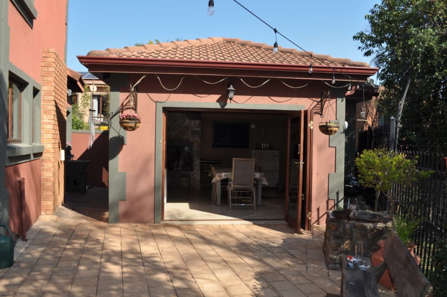 4 Bedroom Property for Sale in Faerie Glen Gauteng