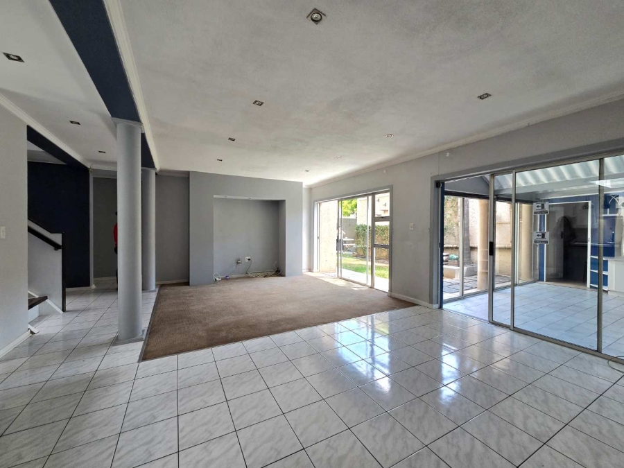 5 Bedroom Property for Sale in New Redruth Gauteng