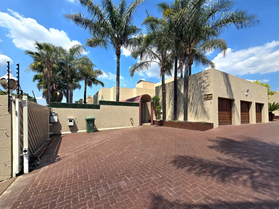 5 Bedroom Property for Sale in New Redruth Gauteng
