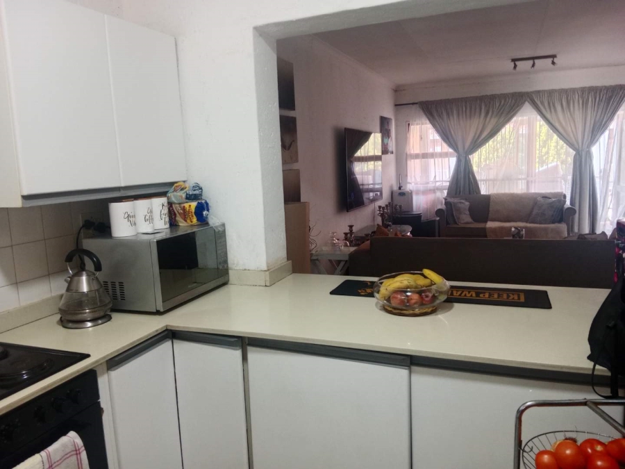 2 Bedroom Property for Sale in Corlett Gardens Gauteng