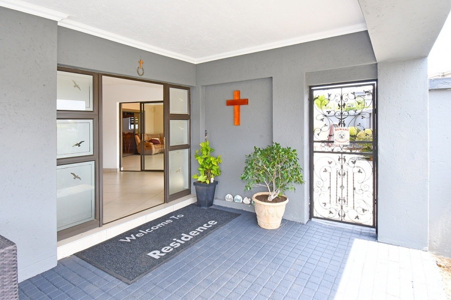 5 Bedroom Property for Sale in Blue Valley Golf Estate Gauteng