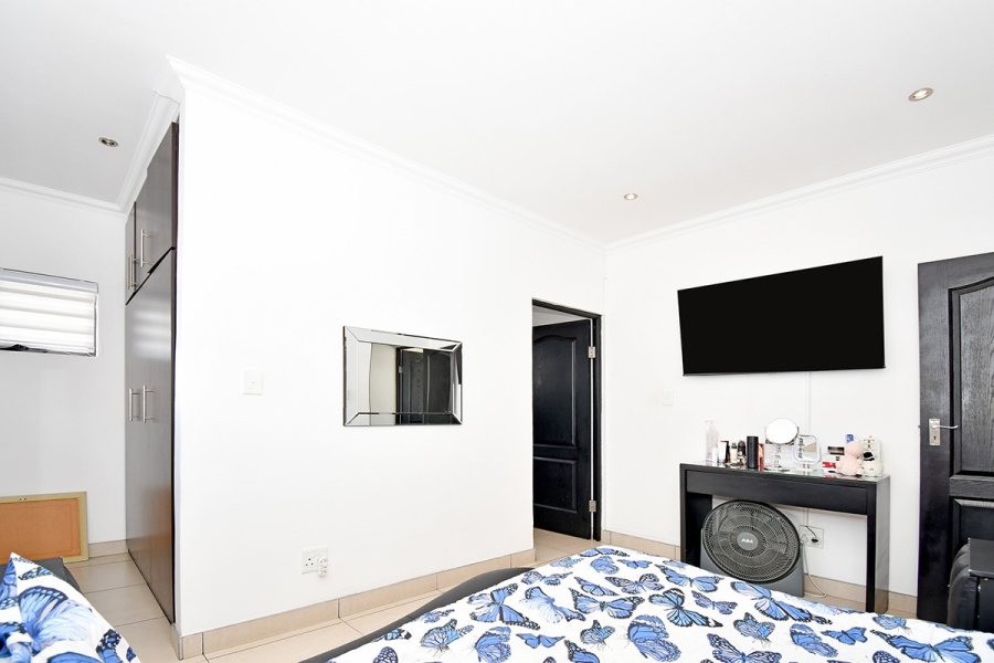 5 Bedroom Property for Sale in Blue Valley Golf Estate Gauteng