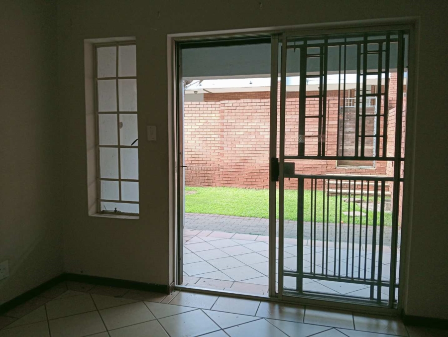 To Let 2 Bedroom Property for Rent in Die Hoewes Gauteng