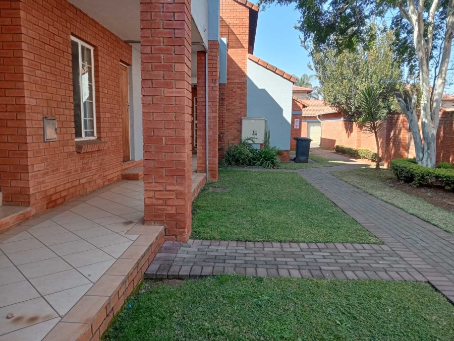 To Let 2 Bedroom Property for Rent in Die Hoewes Gauteng