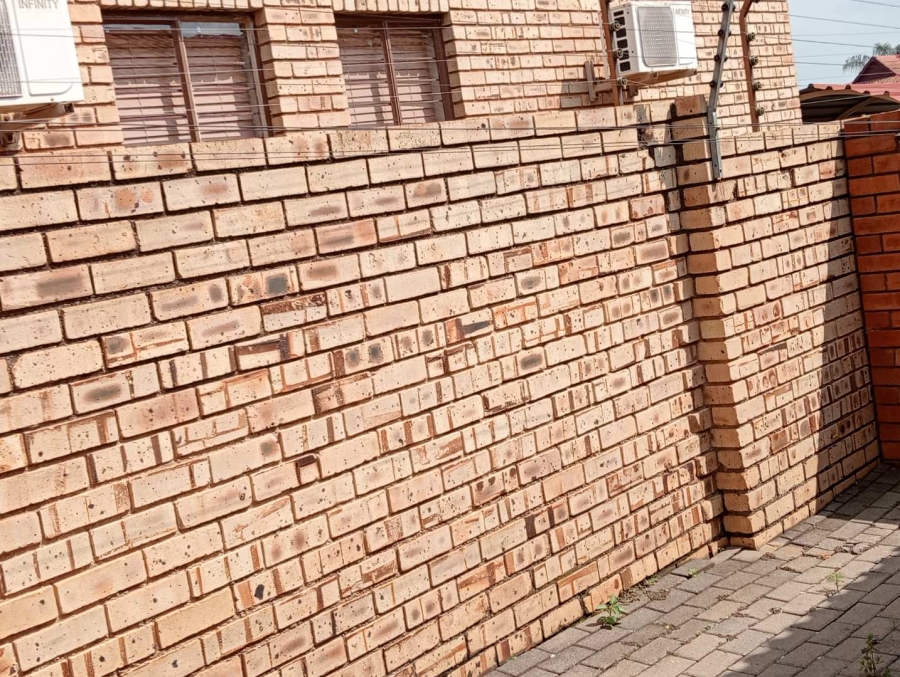 To Let 2 Bedroom Property for Rent in Die Hoewes Gauteng