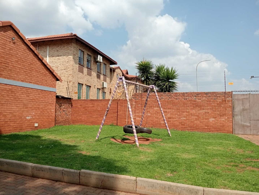 To Let 2 Bedroom Property for Rent in Die Hoewes Gauteng