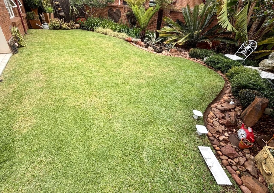 2 Bedroom Property for Sale in Faerie Glen Gauteng