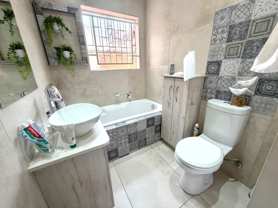 2 Bedroom Property for Sale in Faerie Glen Gauteng