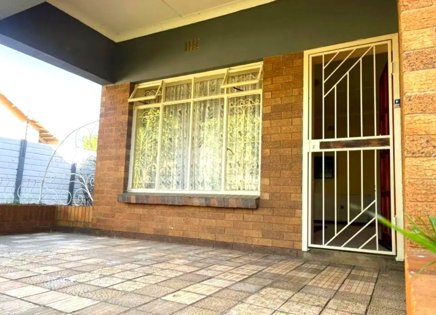 4 Bedroom Property for Sale in Rhodesfield Gauteng