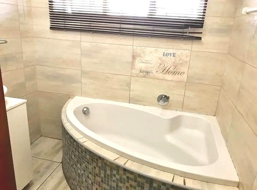 4 Bedroom Property for Sale in Rhodesfield Gauteng