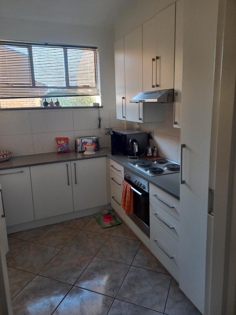 Five R For Sales 2 Bedroom Property for Sale in Illovo R 1 200 000. 26 Oct 2026