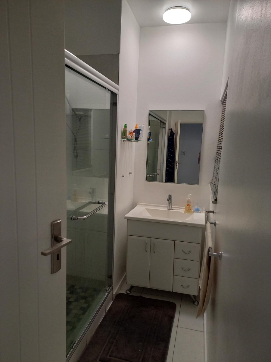 Five R For Sales 2 Bedroom Property for Sale in Illovo R 1 200 000. 26 Oct 2026