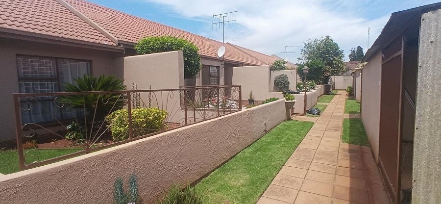 2 Bedroom Property for Sale in Birchleigh North Gauteng