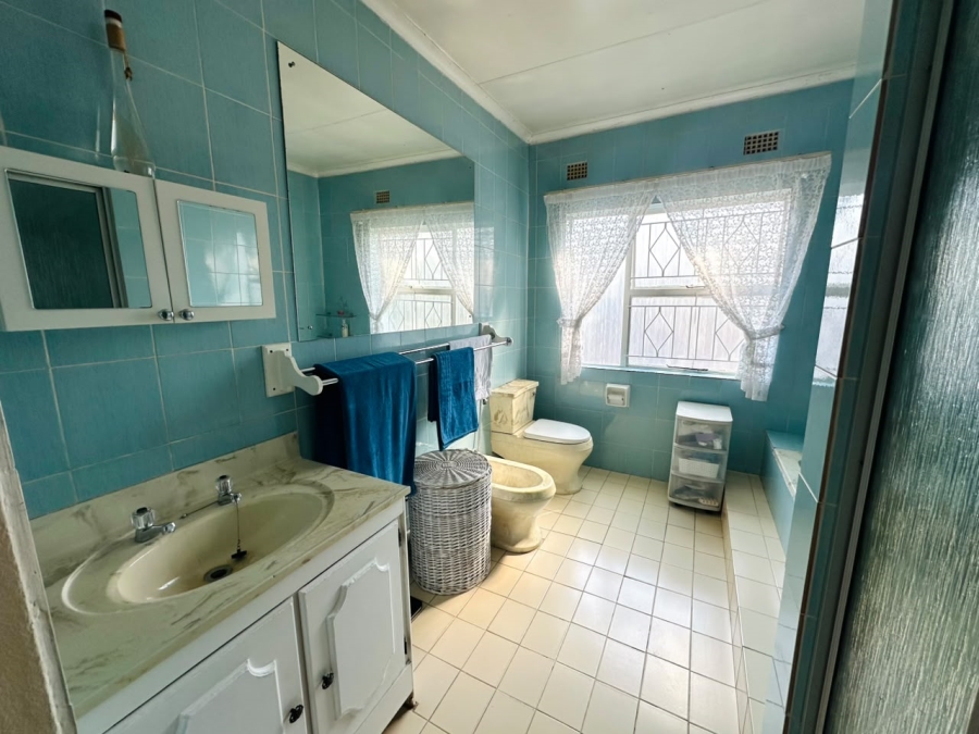6 Bedroom Property for Sale in Brackenhurst Gauteng