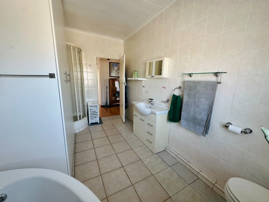 6 Bedroom Property for Sale in Brackenhurst Gauteng
