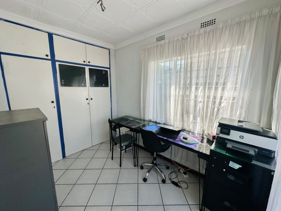 6 Bedroom Property for Sale in Brackenhurst Gauteng