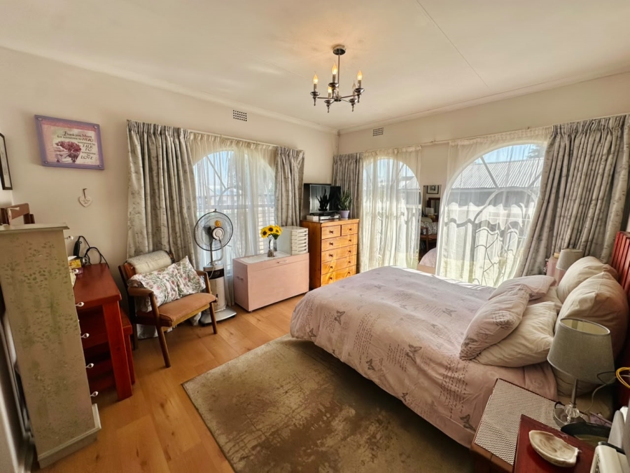 6 Bedroom Property for Sale in Brackenhurst Gauteng