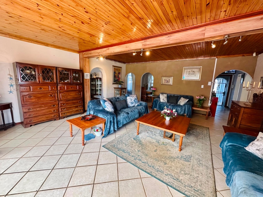 6 Bedroom Property for Sale in Brackenhurst Gauteng