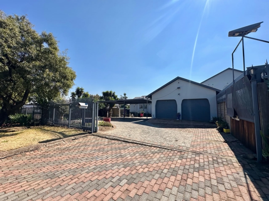 6 Bedroom Property for Sale in Brackenhurst Gauteng