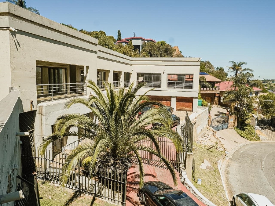 6 Bedroom Property for Sale in Glenvista Gauteng