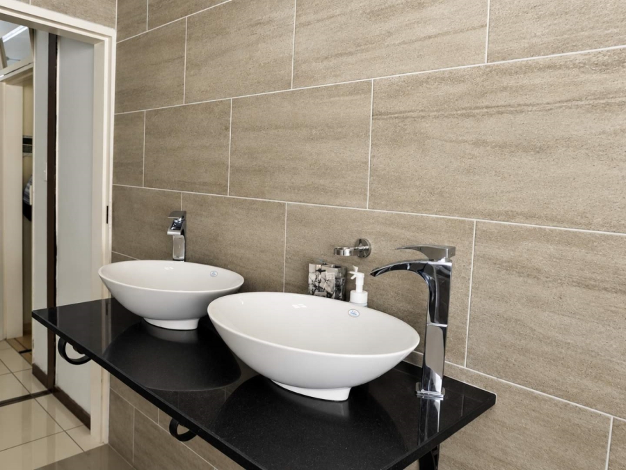 6 Bedroom Property for Sale in Glenvista Gauteng