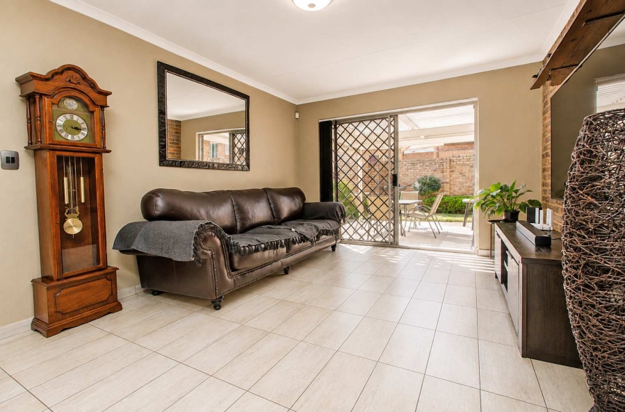 2 Bedroom Property for Sale in Wilgeheuwel Gauteng