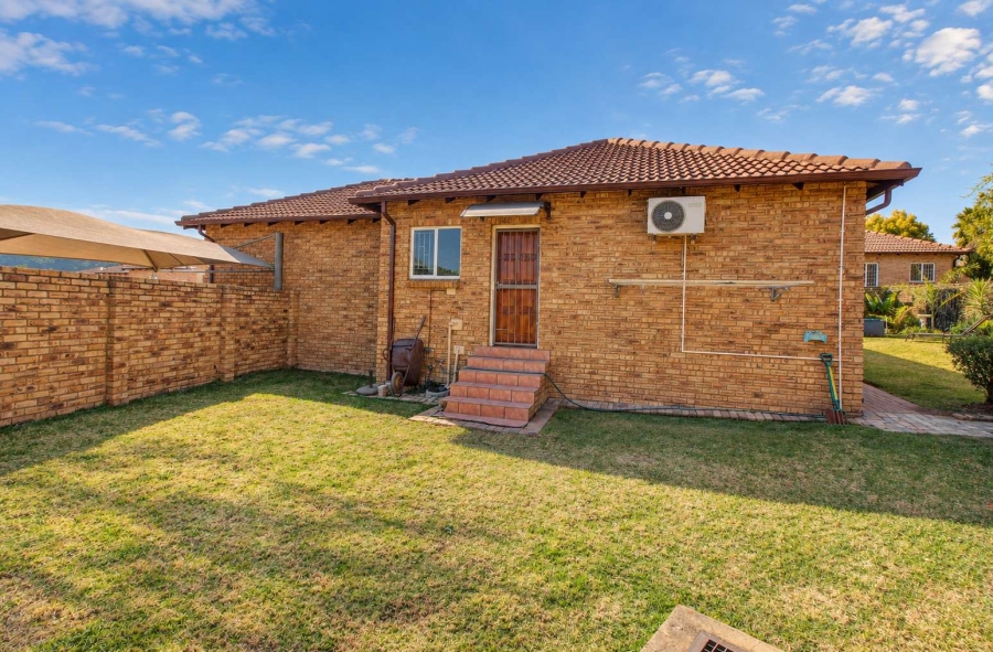 2 Bedroom Property for Sale in Wilgeheuwel Gauteng