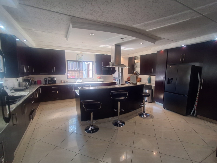 6 Bedroom Property for Sale in Glenvista Gauteng