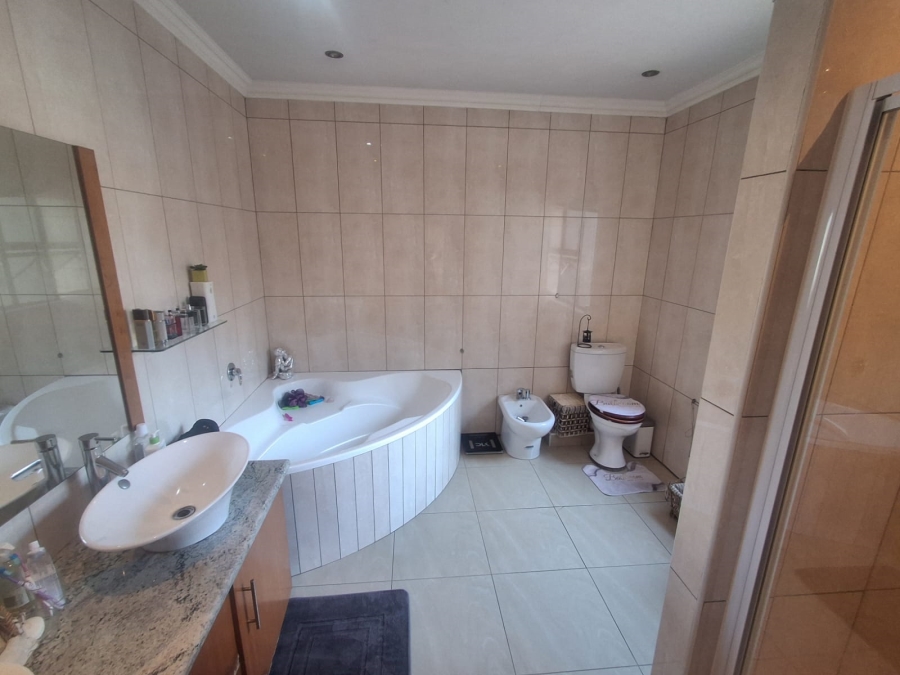 6 Bedroom Property for Sale in Glenvista Gauteng