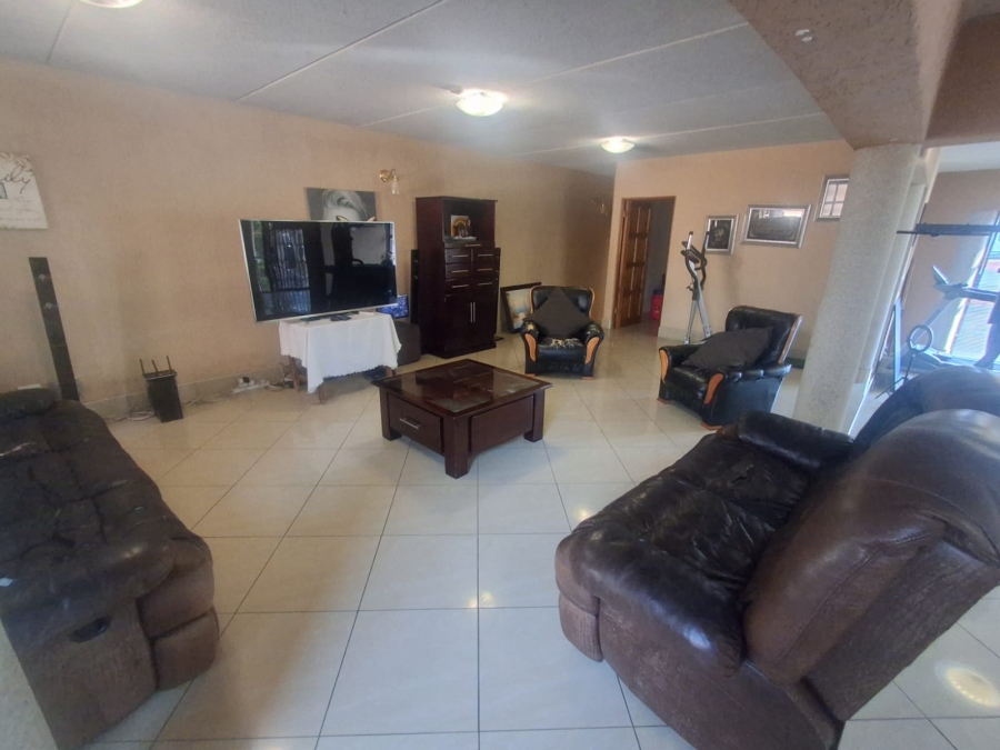 6 Bedroom Property for Sale in Glenvista Gauteng