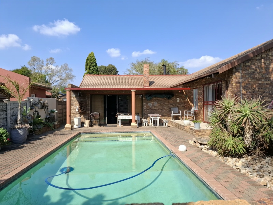 4 Bedroom Property for Sale in The Reeds Gauteng