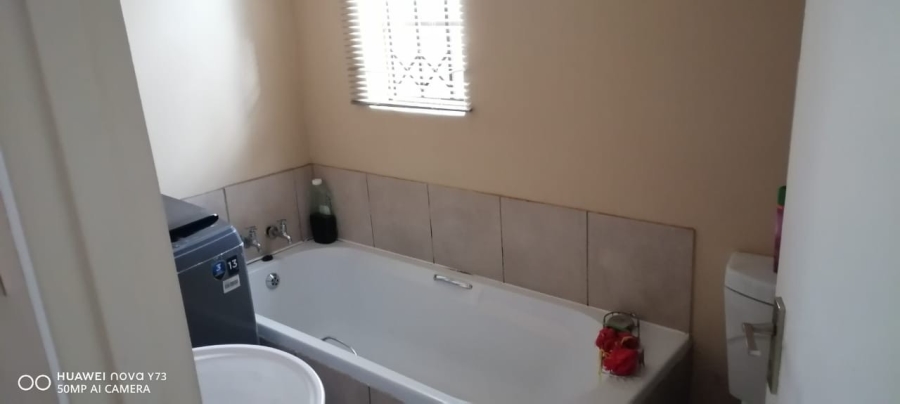 2 Bedroom Property for Sale in Clayville Gauteng