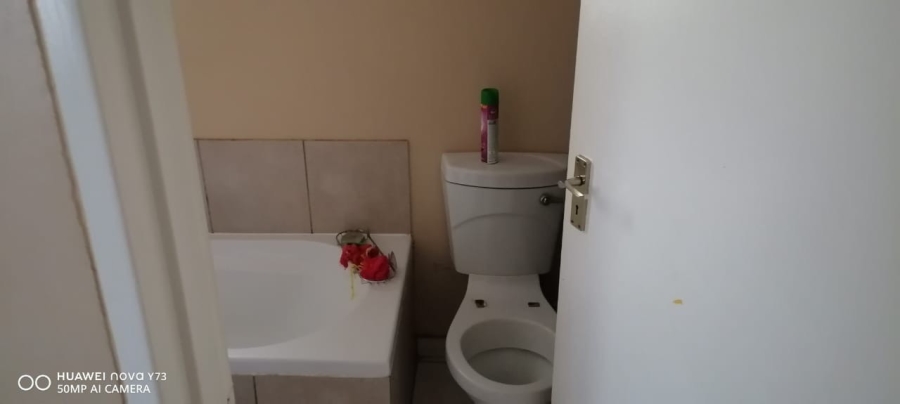 2 Bedroom Property for Sale in Clayville Gauteng