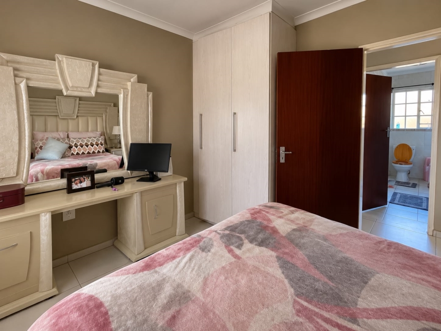 3 Bedroom Property for Sale in Amberfield Crest Estate Gauteng
