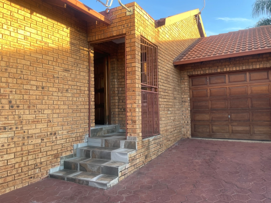 3 Bedroom Property for Sale in Amberfield Crest Estate Gauteng