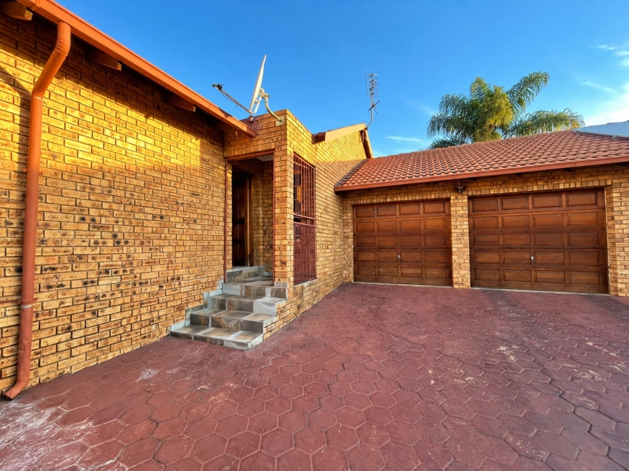 3 Bedroom Property for Sale in Amberfield Crest Estate Gauteng